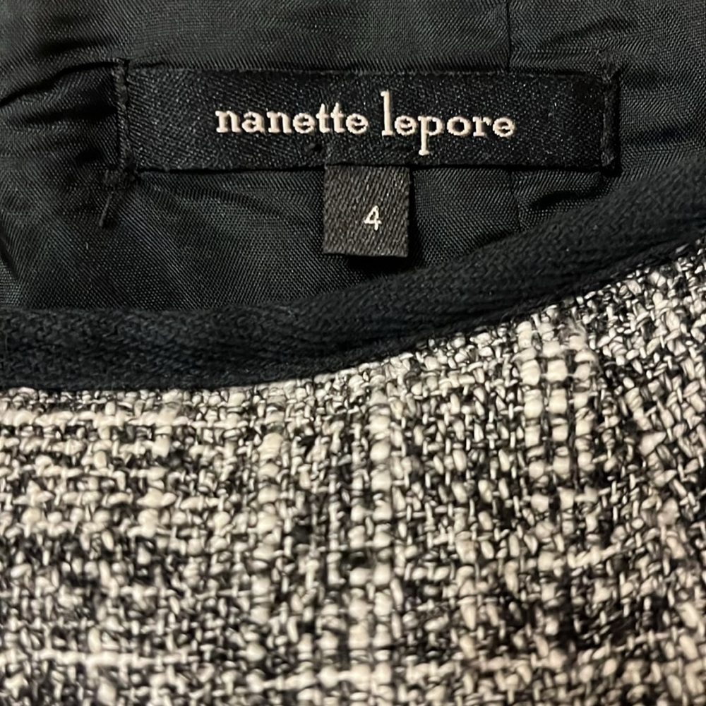Nanette Lepore Black and White Tweed Skirt with Pockets! Size 4.